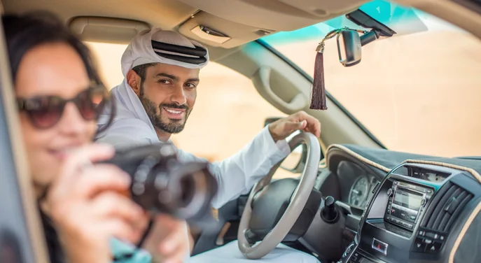 Traveller taking desert photos from a private 4x4 in Abu Dhabi