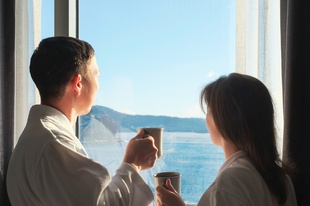 Two travellers reviewing hotel options